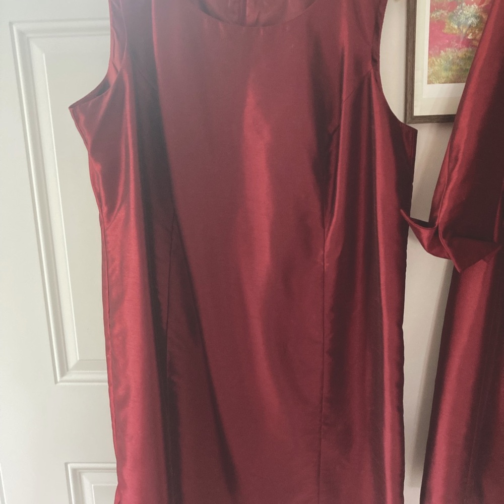 Sleeveless dress with long coat